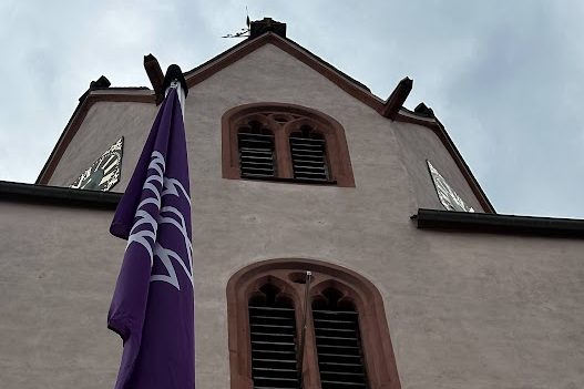 Kirchturm der Stadtkirche Groß-Umstadt mit Fahne der EKHN